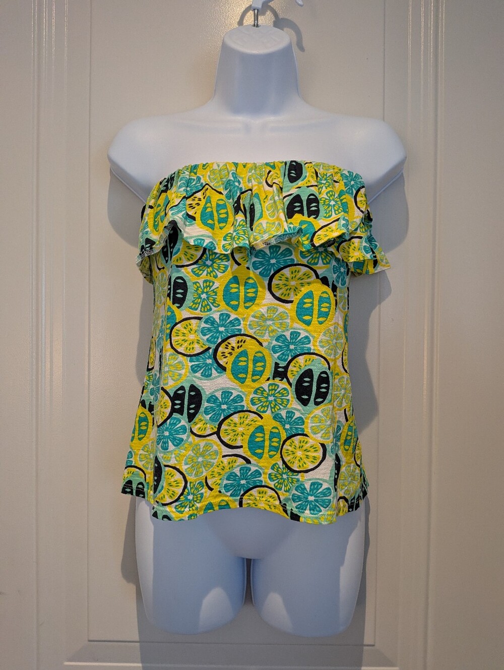 Crown & Ivy Dtrapless Ruffle Tropical Print Top in Yellow & Teal